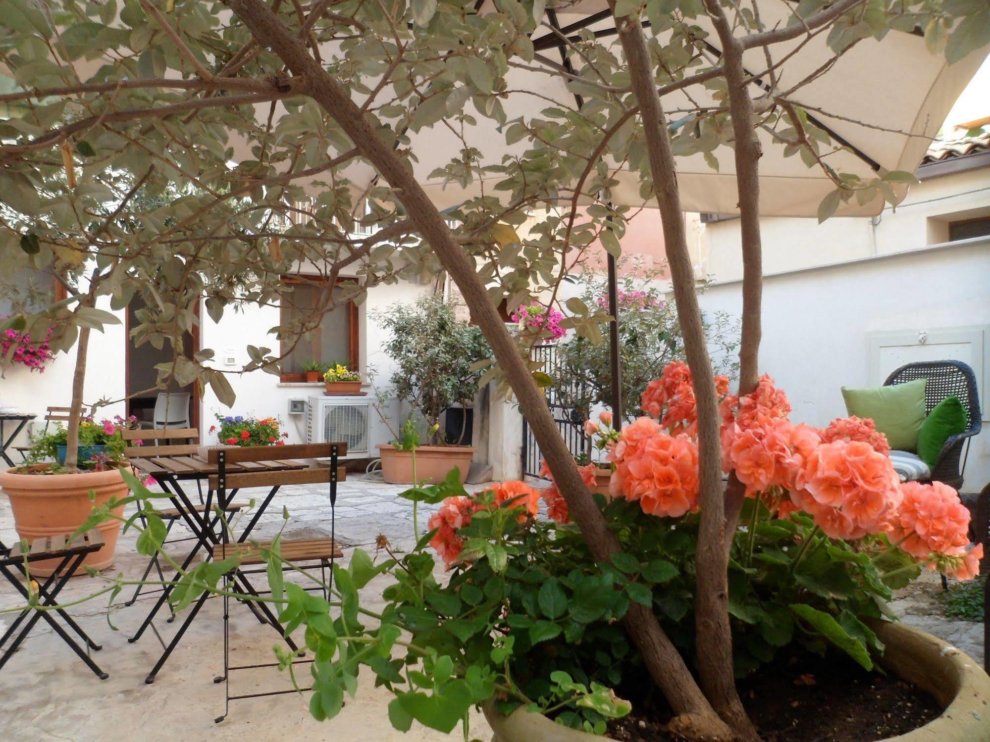 Cortile Antico Aparthotel Trapani Luaran gambar
