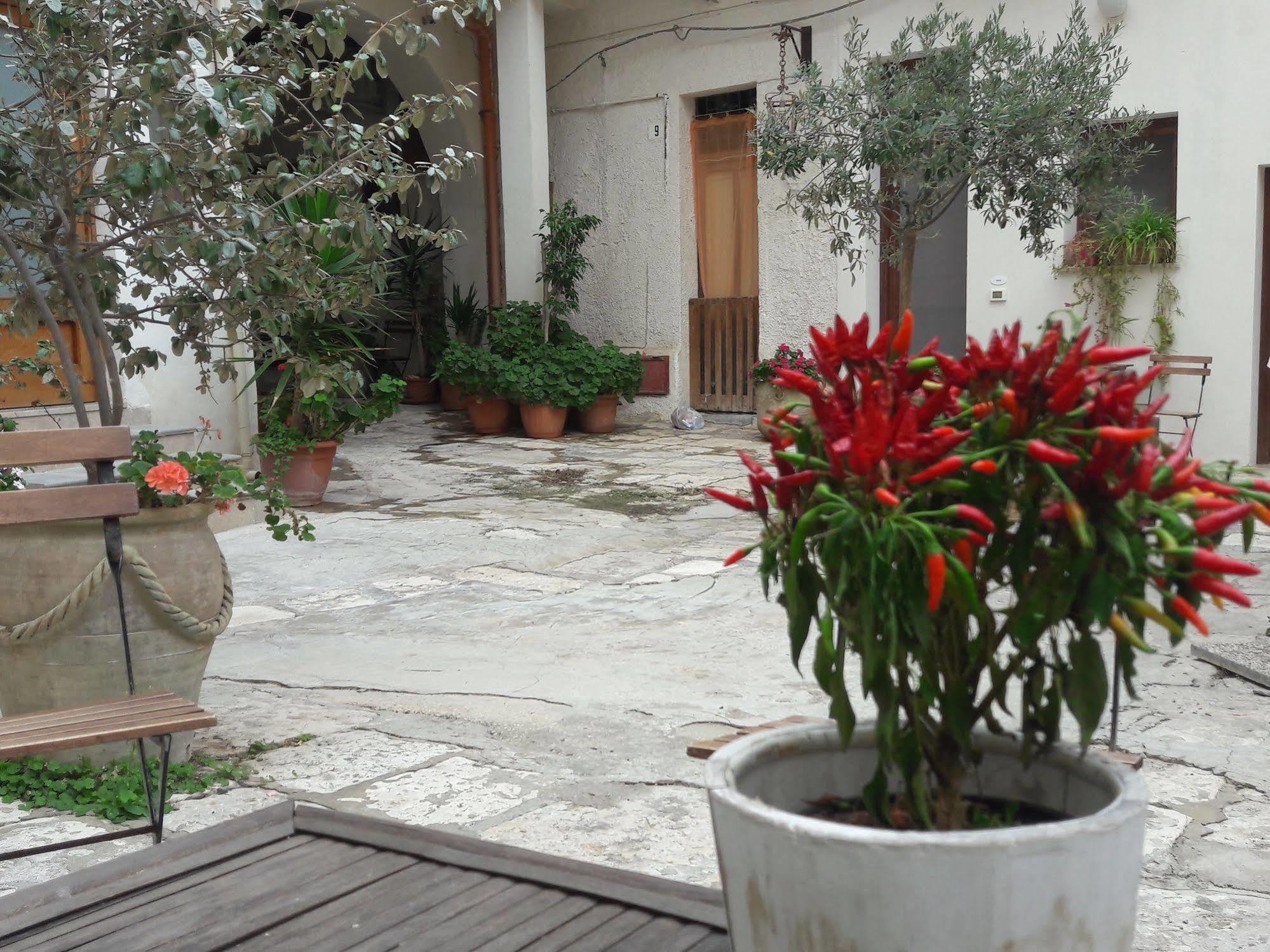 Cortile Antico Aparthotel Trapani Luaran gambar