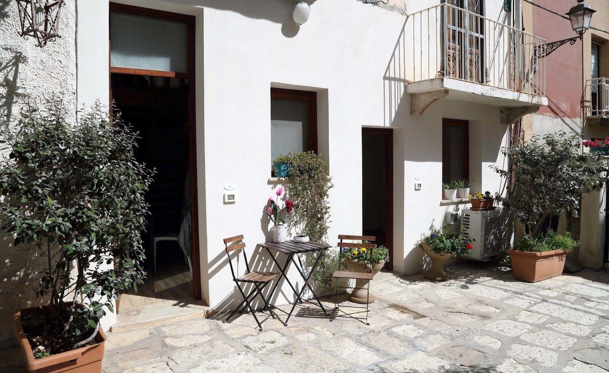 Cortile Antico Aparthotel Trapani Luaran gambar