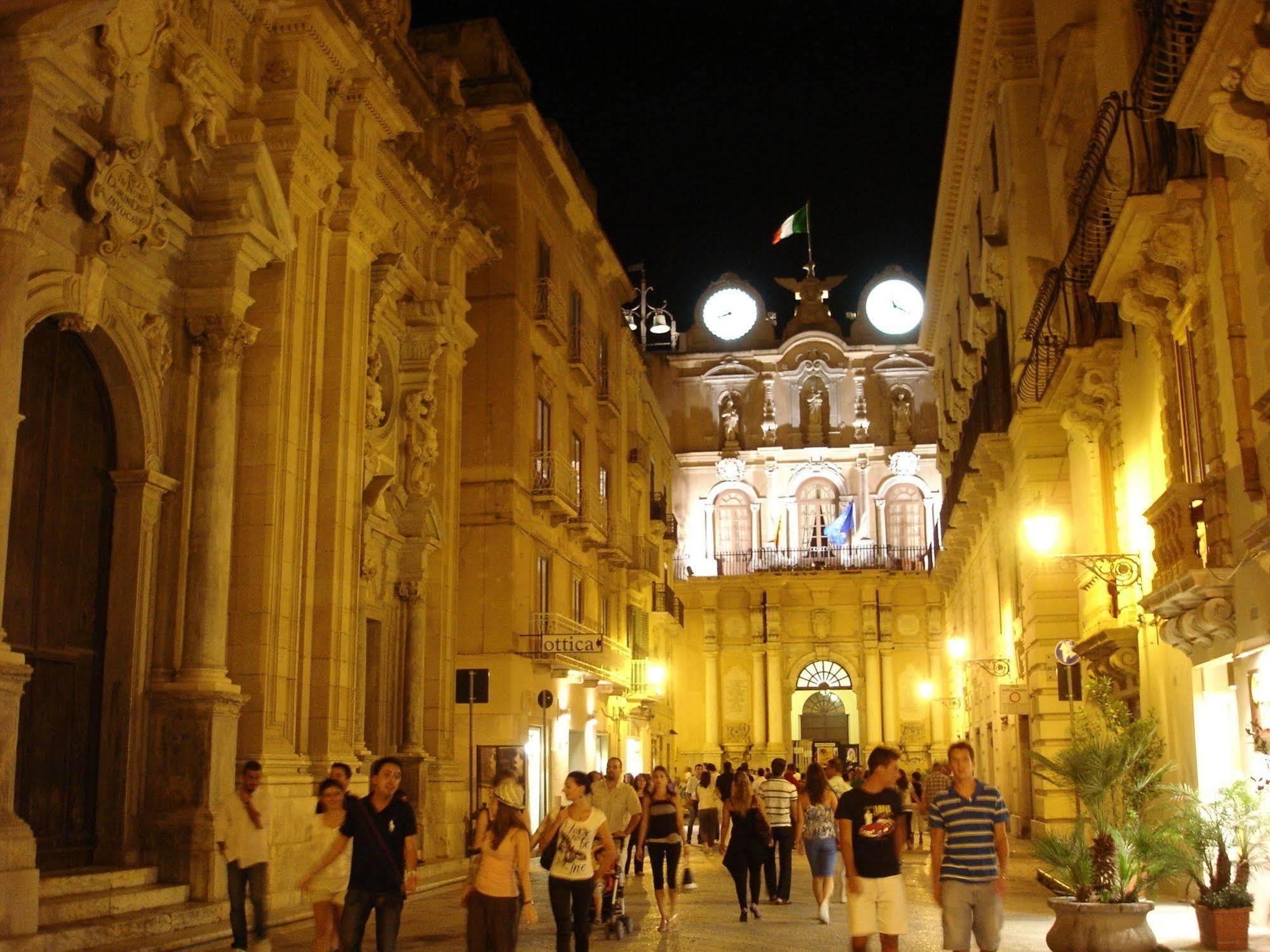 Cortile Antico Aparthotel Trapani Luaran gambar