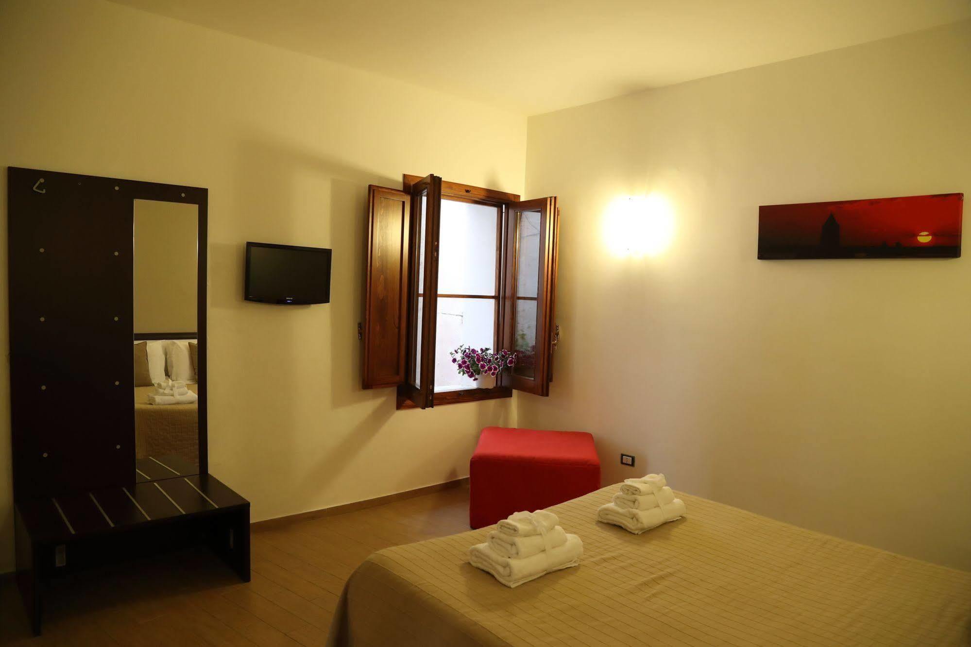 Cortile Antico Aparthotel Trapani Luaran gambar